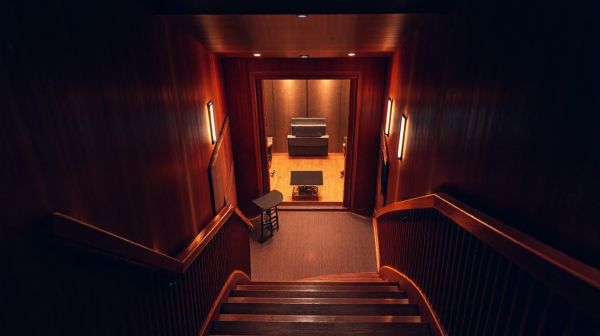 Découvrez les avantages d'une cabine insonorisée sous escalier